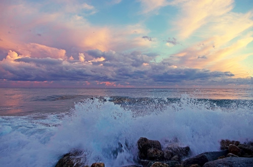 Immagine con nuvole, mare, cielo, scogli, onde, acqua, tramonto, schiuma, spruzzi, onda, scogliera, alba, orizzonte, rocce, azzurro, giallo