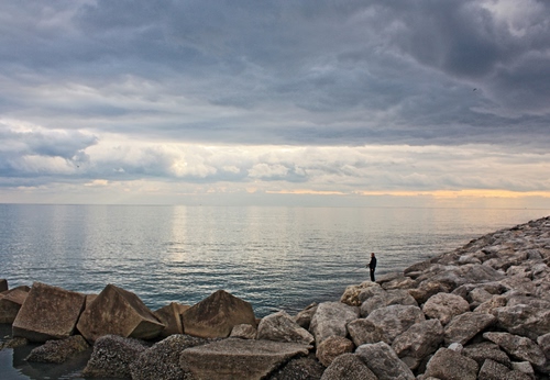 Immagine con mare, nuvole, pescatore, cielo, scogli, pietre, sassi, rocce, orizzonte