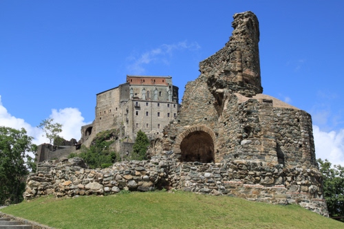 Immagine con castello, rudere, prato, verde, torre, cielo, pietre, ruderi, sassi, erba, rovina, rovine