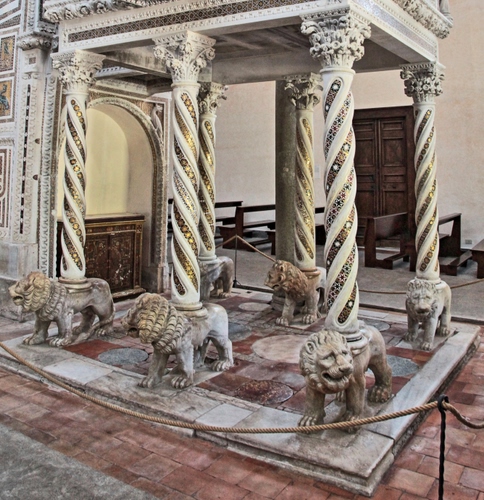 Immagine con leoni, colonne, capitelli, corda, banchi, marmo, statue, chiesa