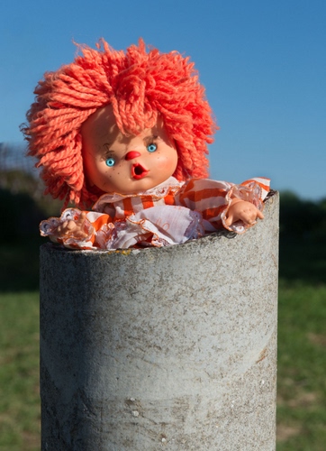 Immagine con bambola, tubo, arancione, capelli, occhi, cemento, rossa, lana, giocattolo