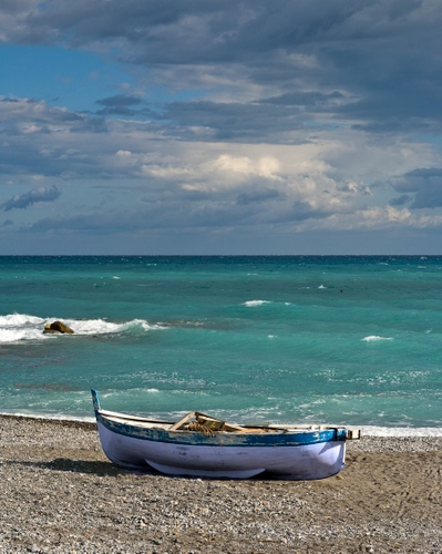 Immagine con mare, barca, nuvole, spiaggia, cielo, onde, solitudine
