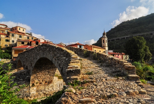 Immagine con ponte, campanile, case, pietre, borgo, arco, strada, paese, chiesa
