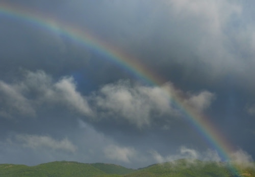 Immagine con nuvole, arcobaleno, cielo, colline, verde, arco, colori, grigio