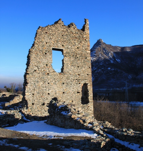 Immagine con neve, rudere, montagna, finestra, cielo, muro, bianco, inverno, rovina, rovine