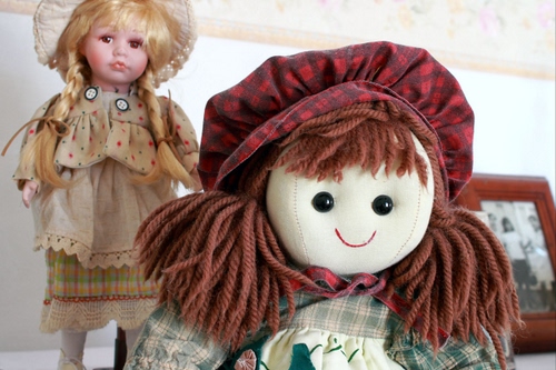 Immagine con bambole, due, capelli, cappello, lana, pezza, giocattoli