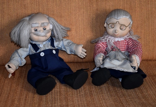 Immagine con bambole, occhiali, baffi, pupazzi, pezza, due, capelli, lana, anziani, coppia, divano, mani, giocattoli