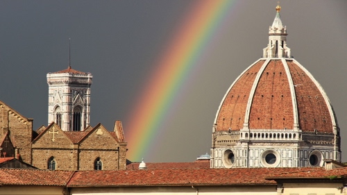 Immagine con arcobaleno, cupola, chiesa, campanile, firenze, tetti, croce