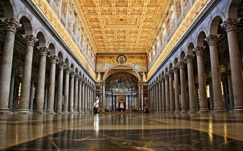 Immagine con colonne, chiesa, soffitto, archi, navata, oro, capitelli, marmo, riflessi, interno