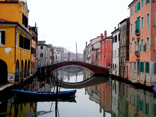 Immagine con ponte, barca, canale, case, riflesso, riflessi, fiume, acqua, palazzi