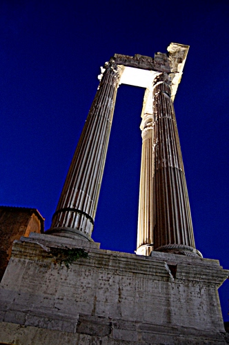 Immagine con colonne, due, ruderi, blu, tempio, notturno, notte, basamento, archeologia, monumento, cielo, rovine, luce
