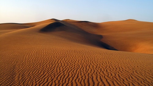 Immagine con deserto, dune, cielo, sabbia, onde, arancione, azzurro, rosso
