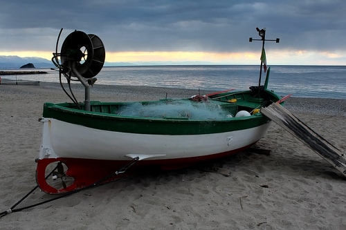 Immagine con barca, mare, spiaggia, verde, orizzonte, sabbia, rete