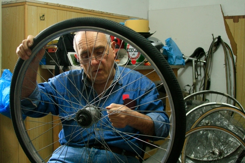 Immagine con raggi, ruota, meccanico, mani, ruote, copertone, cerchione, gomma