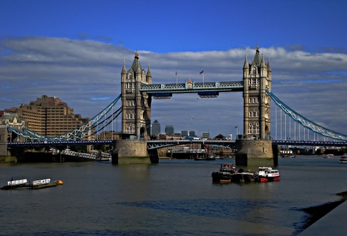Immagine con fiume, ponte, barche, londra, nuvole, torri, acqua, tamigi, chiatte, grattacieli