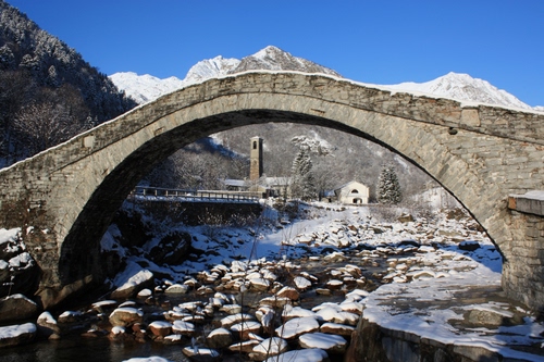 Immagine con ponte, neve, fiume, montagna, montagne, arco, sassi, cielo, chiesa, bianco