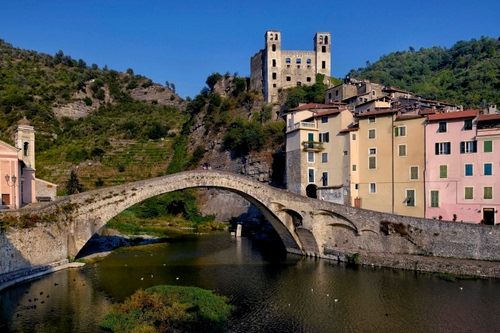 Immagine con ponte, fiume, castello, case, arco, acqua, montagne