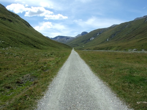 Immagine con strada, montagne, nuvole, verde, sentiero, cielo, prospettiva, colline, erba, montagna, valle, prati, sterrato