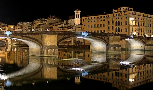 Immagine con ponte, fiume, palazzi, notte, luci, riflesso, acqua, archi, finestre, riflessi, case, notturno, campanile, torre, arcate, firenze