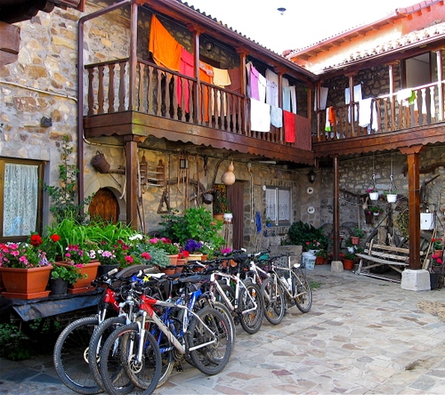Immagine con biciclette, fiori, vasi, balconi, balcone, panni, cortile