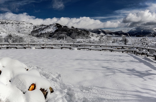 Immagine con neve, nuvole, cielo, montagne, staccionata, montagna, bianco, inverno, alberi