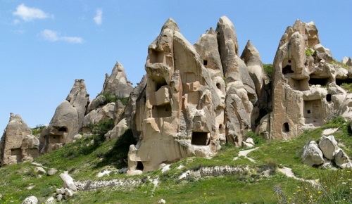 Immagine con rocce, verde, cielo, caverne, erba, prato, roccia, grotte, montagna, ruderi, montagne, case