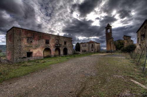 Immagine con campanile, nuvole, ruderi, cielo, strada, rovine, chiesa