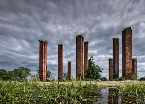 Immagine con acqua, colonne, ruderi, nuvole, erba, pilastri, cielo, riflesso