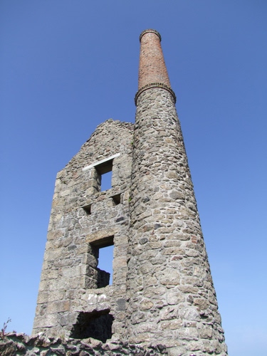 Immagine con cielo, rudere, ciminiera, finestre, torre, azzurro