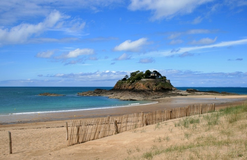Immagine con mare, spiaggia, nuvole, sabbia, cielo, acqua, azzurro, piante