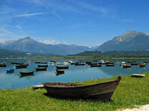 Immagine con barche, lago, cielo, montagne, prato, acqua, erba, porto, monti