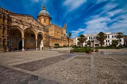 Immagine con piazza, cupola, chiesa, nuvole, alberi, colonne, cielo