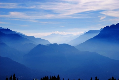 Immagine con montagne, foschia, nebbia, panorama, azzurro, cielo, nuvole, blu, monti