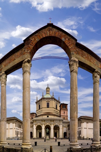 Immagine con colonne, chiesa, nuvole, cielo, piazza, arco, croce, archi, azzurro, cupola, campanile, torre