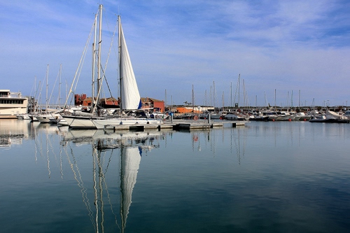 Immagine con barche, porto, mare, riflesso, vela, cielo, riflessi, vele