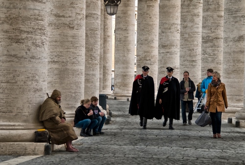 Immagine con colonne, carabinieri, persone, mendicante, passanti, lampione, roma