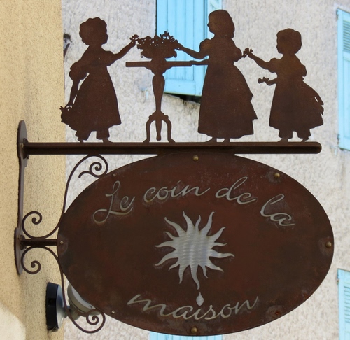 Immagine con insegna, ferro, sole, metallo, finestre, bambine, figure, bambini, sagome, tavolo, ruggine, finestra, muro, tre, marrone