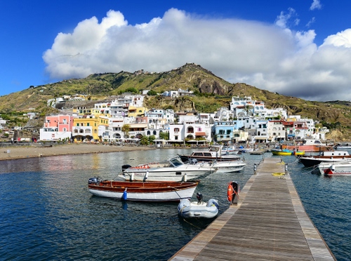 Immagine con porto, barche, nuvole, mare, montagna, case, acqua, panorama, pontile, cielo, molo