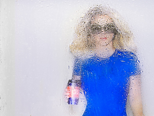 Immagine con vetro, occhiali, gocce, blu, bionda, donna, acqua, azzurro