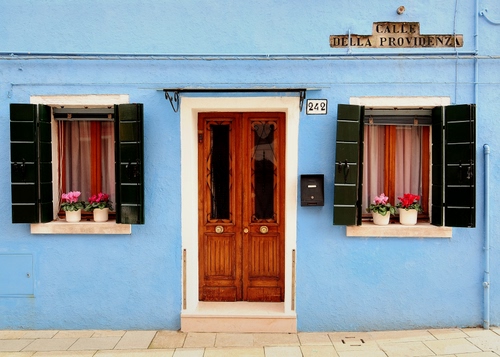 Immagine con finestre, porta, vasi, fiori, casa, vetri, blu, celeste