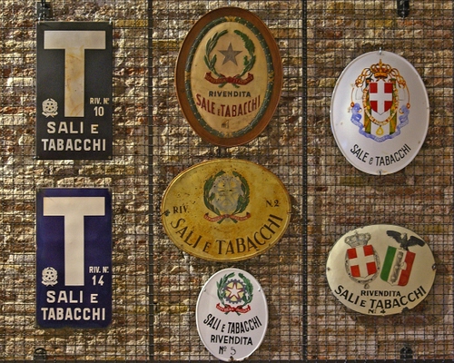 Immagine con insegne, tabacchi, sali, rete, rivendita, muro, targhe, stemmi, sette