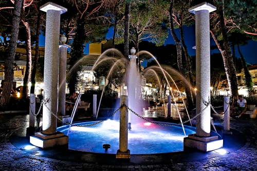 Immagine con fontana, colonne, acqua, luci, alberi, getti, zampilli, catena, spruzzi, notturno