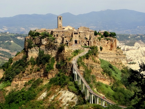 Immagine con borgo, ponte, verde, panorama, alberi, montagna, strada, montagne, campanile, case, paese, chiesa, erba, piante