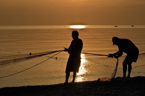 Immagine con mare, pescatori, rete, controluce, tramonto, silhouette, acqua, uomini, reti, due