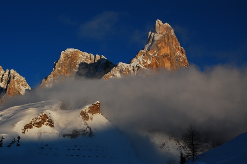 Immagine con neve, montagna, nebbia, cielo, nuvola, nuvole, cime, roccia, inverno, montagne, cima