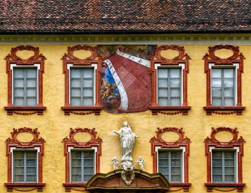 Immagine con finestre, meridiana, statua, tetto, giallo, otto, facciata, palazzo, orologio