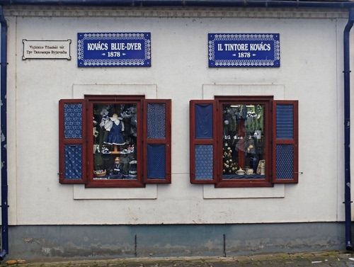 Immagine con finestre, blu, due, insegne, vetrine, persiane, ante, bianco