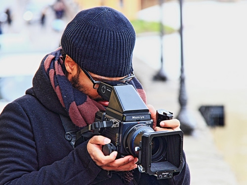 Immagine con fotografo, sciarpa, cappello, macchina, blu, reflex, mani, cuffia, fotocamera, obiettivo