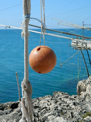 Immagine con mare, corda, sfera, palla, galleggiante, roccia, acqua, trabucco, arancione, corde