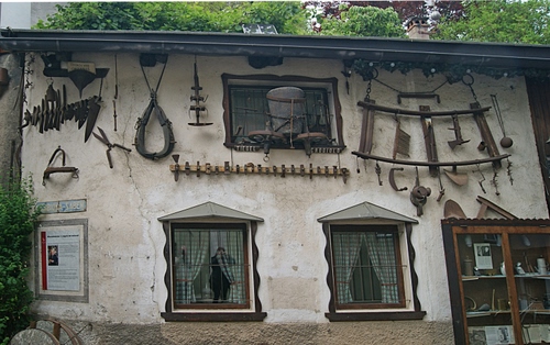 Immagine con finestre, attrezzi, casa, tendine, legno, muro, tende, verde, vetrina, forbici